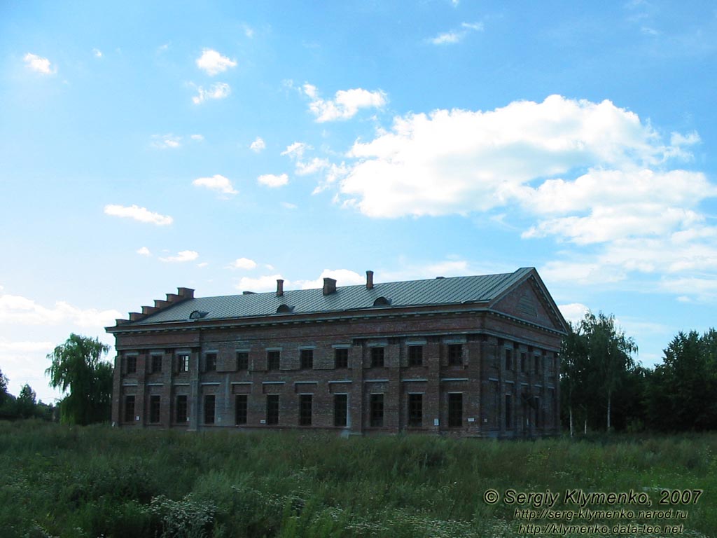 Батурин. Флигель дворца Кирилла Разумовского, фото августа 2007 года.
