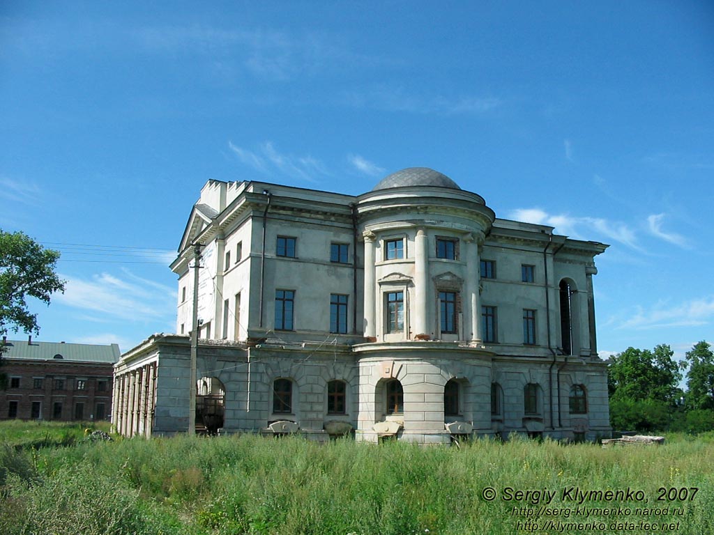 Батурин. Дворец Кирилла Разумовского, фото августа 2007 года.