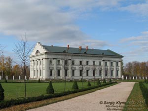 Батурин. Фото. Флигель дворца Кирилла Разумовского, фото октября 2010 года.