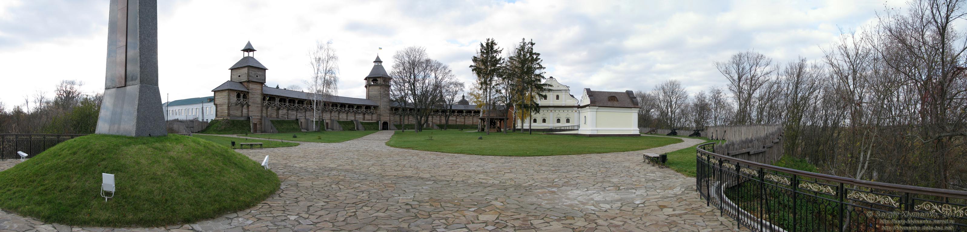 Батуринская цитадель (реконструкция, 2009 год). Вид с обзорной площадки возле памятного креста (панорама ~120°).