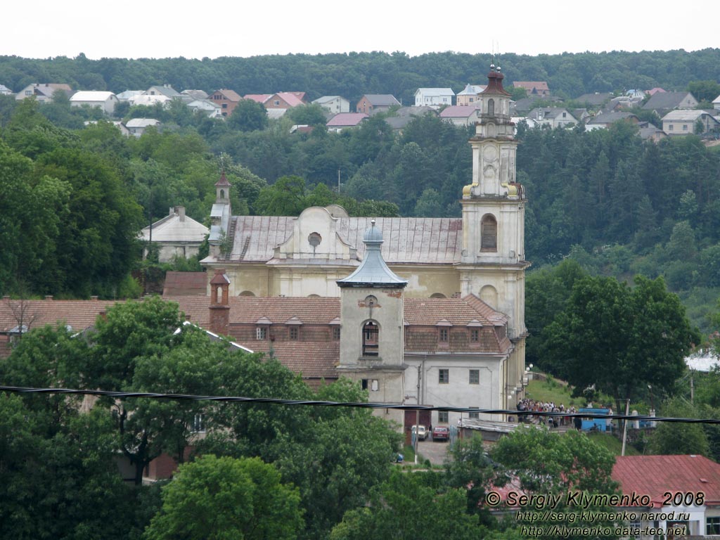 Подолье, Тернопольская область. Бучач. Фото. Вид сверху на Василианский монастырь и Крестовоздвиженскую церковь (1765-1771 годы).
