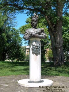 Чернигов. Фото. По Детинцу: Памятник Ивану Мазепе (1639-1709).