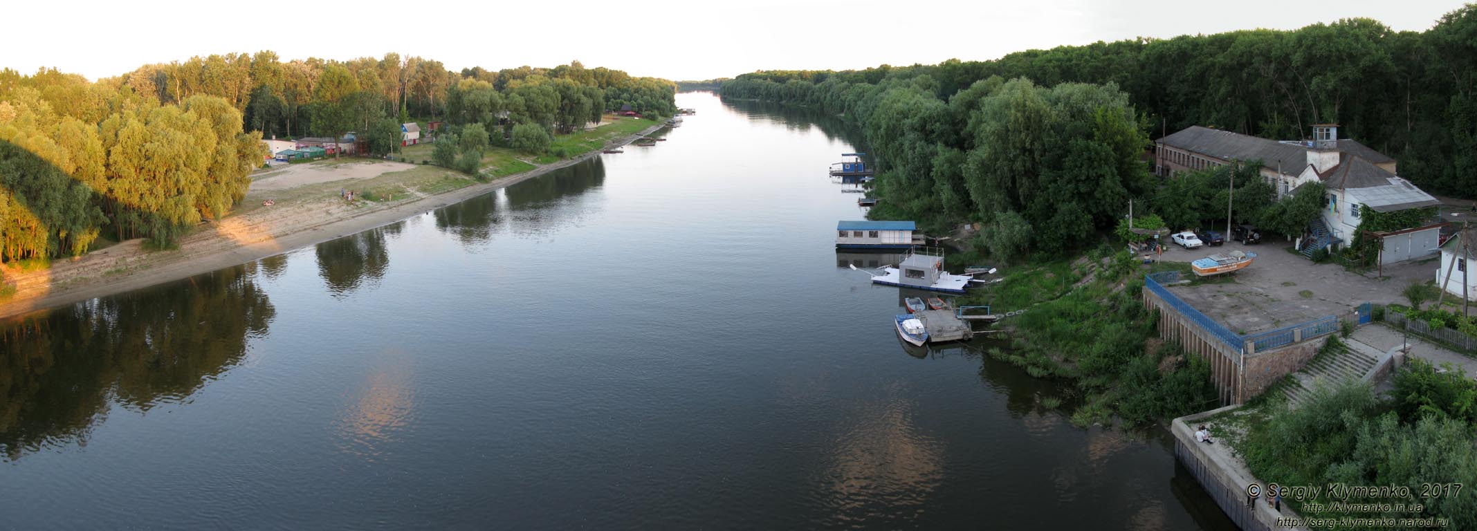 Чернигов. Фото. Вид на реку Десна ("по течению") с пешеходного моста. Панорама ~120°.