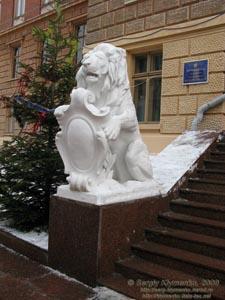 Черновцы. Дворец юстиции, скульптура льва около главного входа.