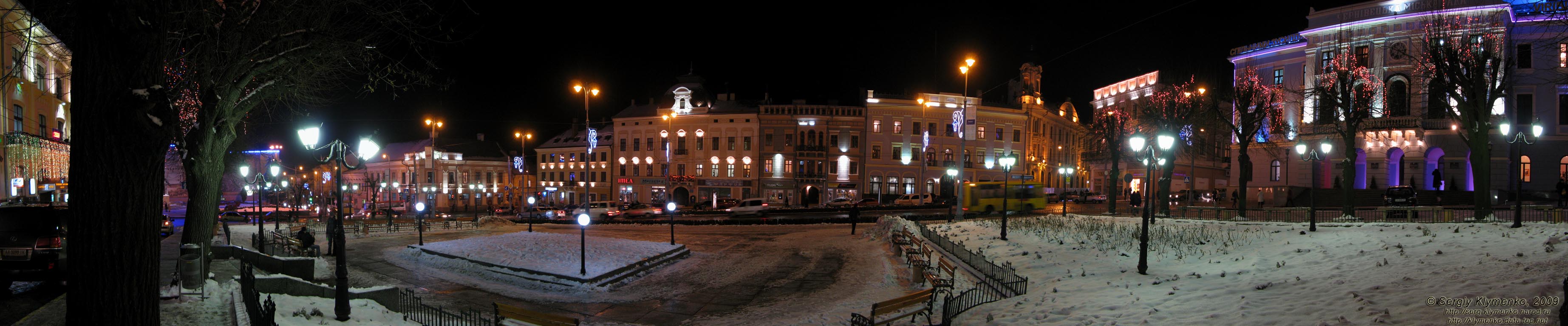 Черновцы. Центральная площадь ночью (панорама ~160°).