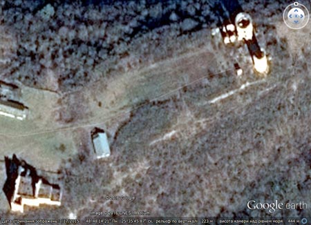 Тернопольская область, возле села Нырков. Спутниковый снимок Червоногородского замка (с Google Earth). Image © 2016 CNES / Astrium.
