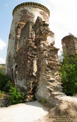 Тернопольская область, возле села Нырков. Фото. Червоногородский замок (48°48'15"N, 25°35'48"E), северная башня, вид с северо-запада.