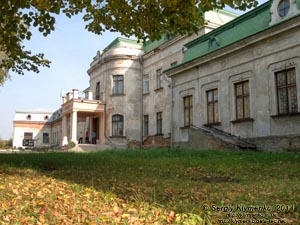 Львовская область, Червоноград. Фото. Бывший дворец Потоцких (1756-1762 годы). Главный (западный) фасад дворца.