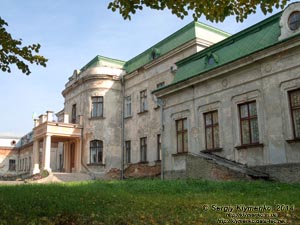 Львовская область, Червоноград. Фото. Бывший дворец Потоцких (1756-1762 годы). Главный (западный) фасад дворца.