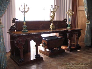 Алупка. Воронцовский дворец. Парадная столовая. Письменный стол с канделябрами.