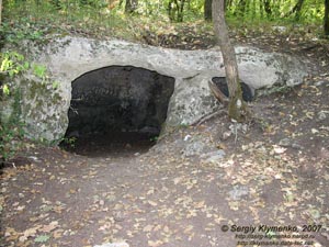 Крым. Эски-Кермен, пещерные помещения вдоль восточного обрыва.
