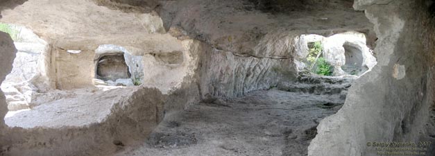 Крым. Эски-Кермен, пещерные помещения в восточных глыбах.