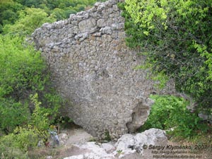 Крым. Мангуп-Кале. Балка Хамам-дере («Банная балка») и средневековая оборонительная стена.