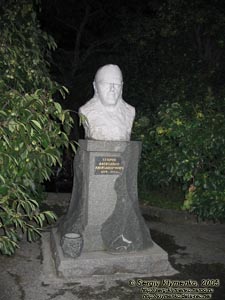 Крым. Винзавод «Массандра», памятник Егорову Александру Александровичу (1874-1969).