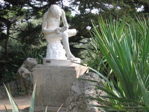 Крым. Никитский ботанический сад, скульптура «Мальчик, вынимающий занозу».