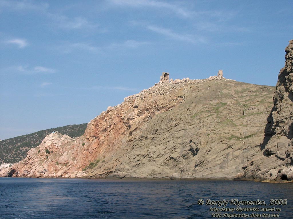 Крым. Балаклава, остатки башен крепости Чембало, вид с моря.