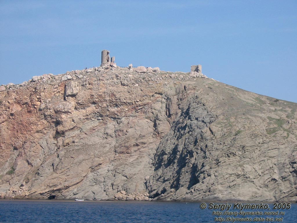 Крым. Балаклава, остатки башен крепости Чембало, вид с моря.