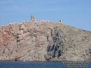 Крым. Фото. Балаклава, остатки башен крепости Чембало, вид с моря.