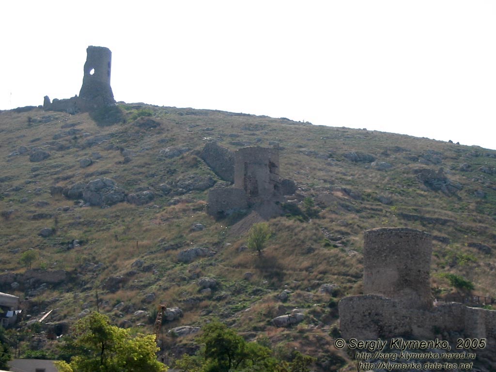 Крым. Балаклава, остатки башен крепости Чембало, вид с поверхности Балаклавcкой бухты.
