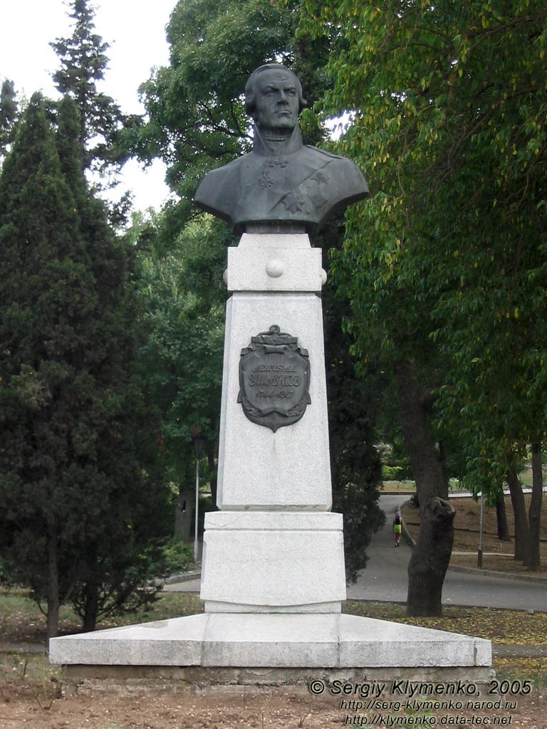 Севастополь. Памятник адмиралу Ушакову.