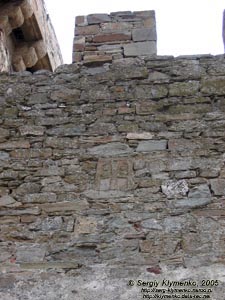 Судак, генуэзская крепость XIV-XV вв. Геральдическая плита с гербом Генуи над Главными воротами.