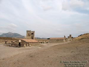 Судак, генуэзская крепость XIV-XV вв. Цистерна (на переднем плане), за ней - башня Паскуале Джудиче.