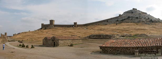 Судак, генуэзская крепость XIV-XV вв. Вид на Консульский замок и Крепостную гору.