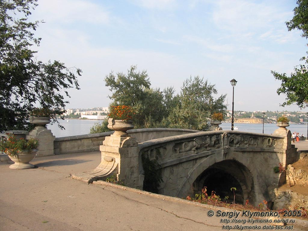 Севастополь. Фото. Пешеходный мостик на Приморском бульваре.