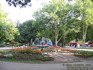 Севастополь. Фото. Клумба с фонтаном на Приморском бульваре (2005 год).