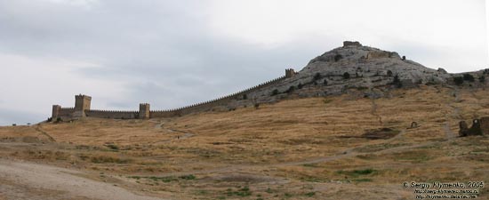 Судак, генуэзская крепость XIV-XV вв. Вид на Консульский замок и Крепостную гору.