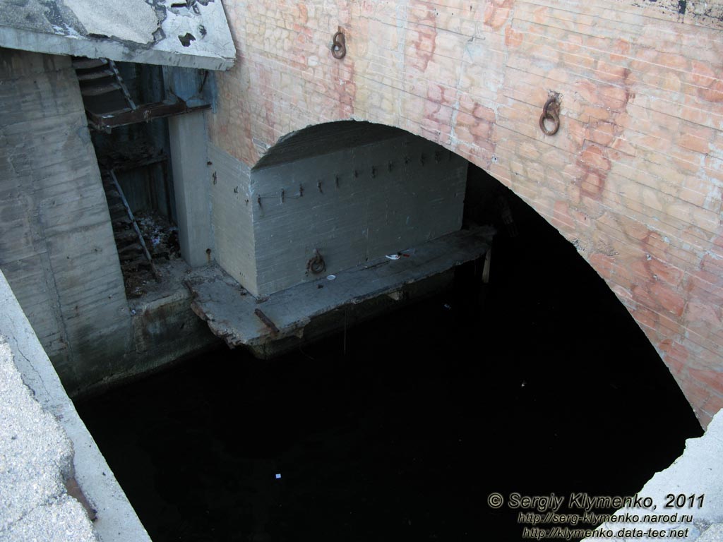 Крым. Фото. Балаклава, южный выход в море из подземного водного канала Балаклавской базы.