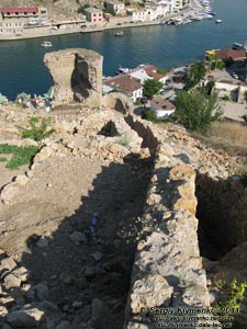 Крым. Фото. Руины крепости Чембало на фоне Балаклавcкой бухты.