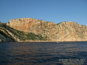 Крым. Фото. Мраморная балка и плато Кая-Баш, вид с моря.