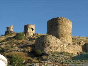 Крым. Фото. Балаклава, остатки башен крепости Чембало, вид от набережной Назукина.