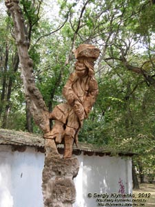Крым, Феодосия. Фото. По улицам города. Одна из многочисленных деревянных скульптур.