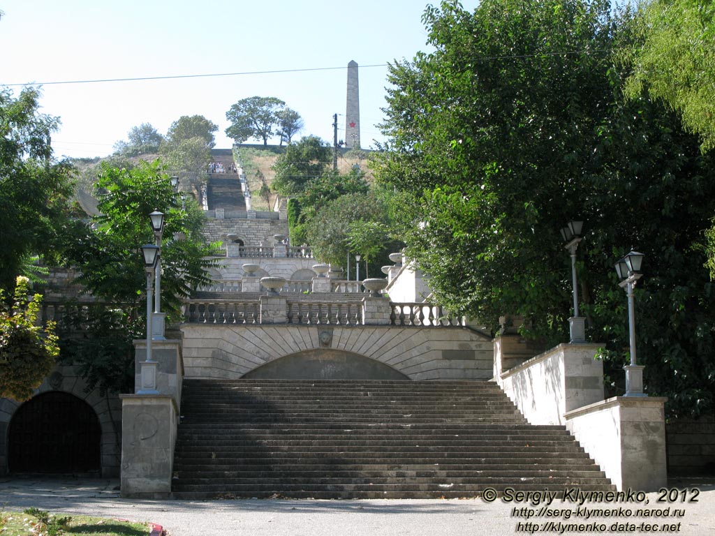 Крым, Керчь. Фото. Большая Митридатская лестница. Вид снизу.