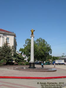 Крым, Керчь. Фото. Ионическая колонна, увенчанная скульптурой золотого грифона, который держит в лапе ключ.