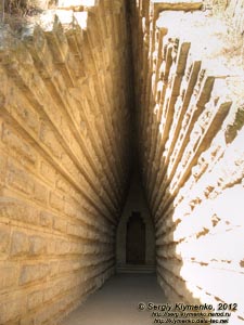 Крым, Керчь. Фото. Царский курган, IV век до н.э. Дромос (коридор) и вход в погребальную камеру.