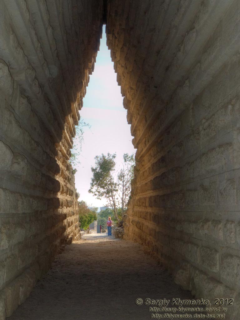 Крым, Керчь. Фото. Царский курган, IV век до н.э. Дромос (коридор), вид со стороны погребальной камеры.