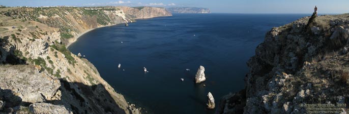 Крым. Фото. Вид на море и побережье с высоты мыса Фиолент. Панорама ~120°.