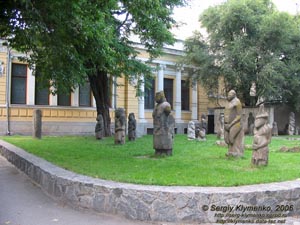Днепропетровск, коллекция скифских баб возле Исторического музея.