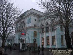 Донецк. Железнодорожный вокзал, раннее декабрьское утро 2004
