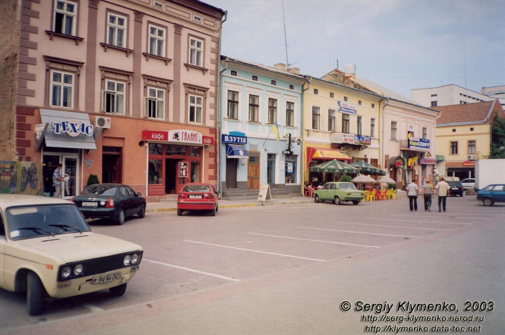 Ивано-Франковск. Фото. В центре города. Площадь Рынок. Дома вдоль северной стороны площади.