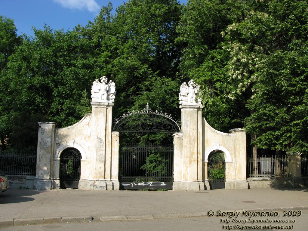 Ивано-Франковск. Фото. Въездные ворота во дворец Потоцких.