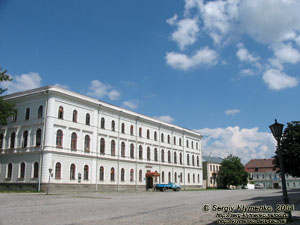 Каменец-Подольский. Фото. Здание окружного суда 1856 год. На втором плане (справа) - Духовная семинария (православная).