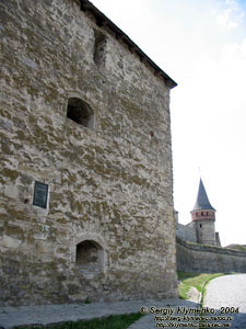 Каменец-Подольский. Фото. Старый Замок. На первом плане - Новая восточная башня (1544 год). Дальше - башня Рожанка (1505 год).