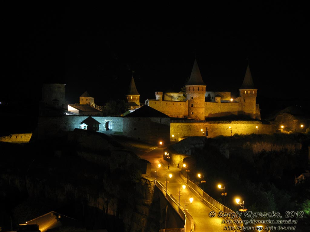 Каменец-Подольский. Фото. Общий вид Старого Замка (XII-XIX века) и крепостного моста со стороны Старого города ночью.