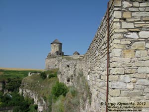 Каменец-Подольский. Фото. Вид вдоль юго-восточной стены на остатки бастиона Св. Анны и Папскую (Кармелюка) башню.