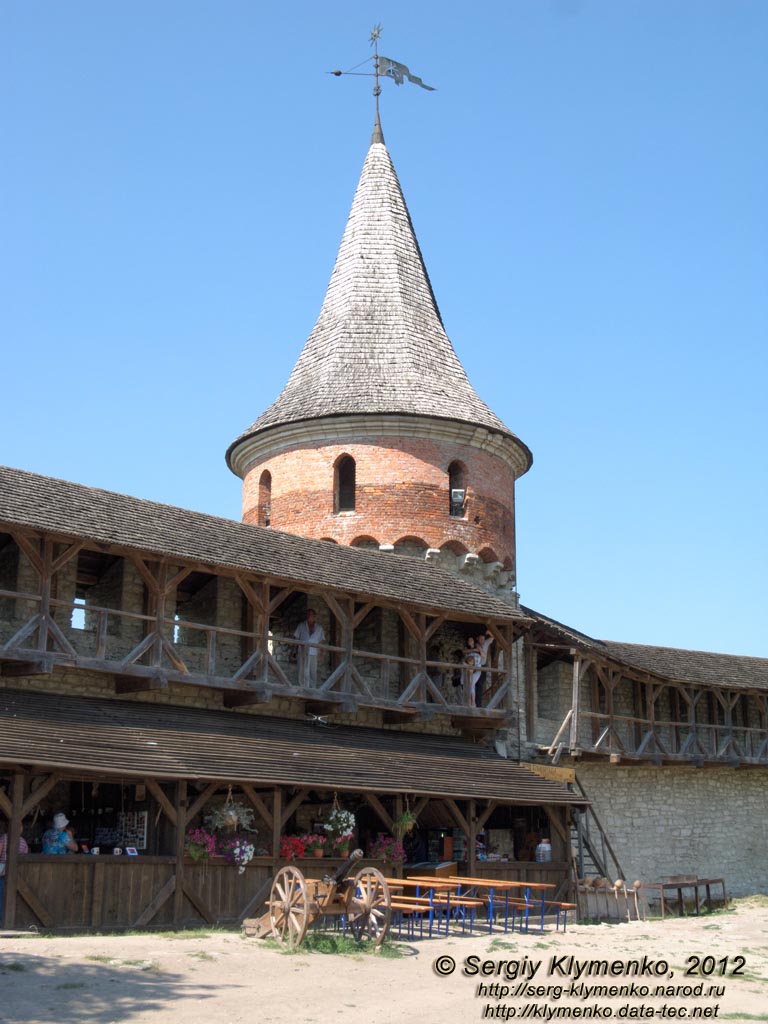 Каменец-Подольский. Фото. Старый Замок. Тенчинская башня. Вид из внутреннего двора Старого Замка.