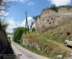 Язловец, Тернопольская область. Фото. Замок начала XV века. Стены верхнего замка и дорога к дворцу нижнего замка.
